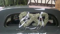 Hochzeitsherzen am Auto